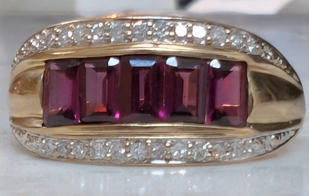 9ct yellow gold Garnet and Diamond cluster ring