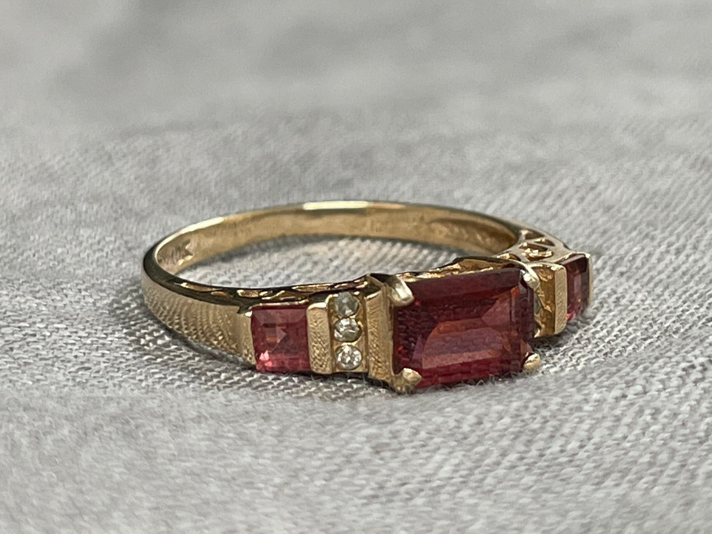 1980s 9ct yellow gold ring with garnet and diamond paste - The Goldfinch Collection