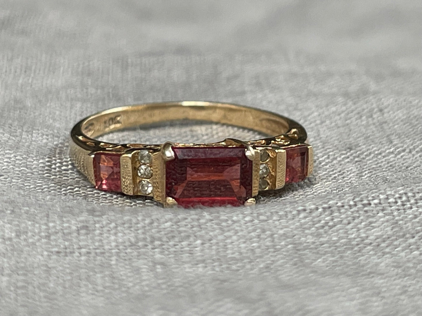 1980s 9ct yellow gold ring with garnet and diamond paste - The Goldfinch Collection