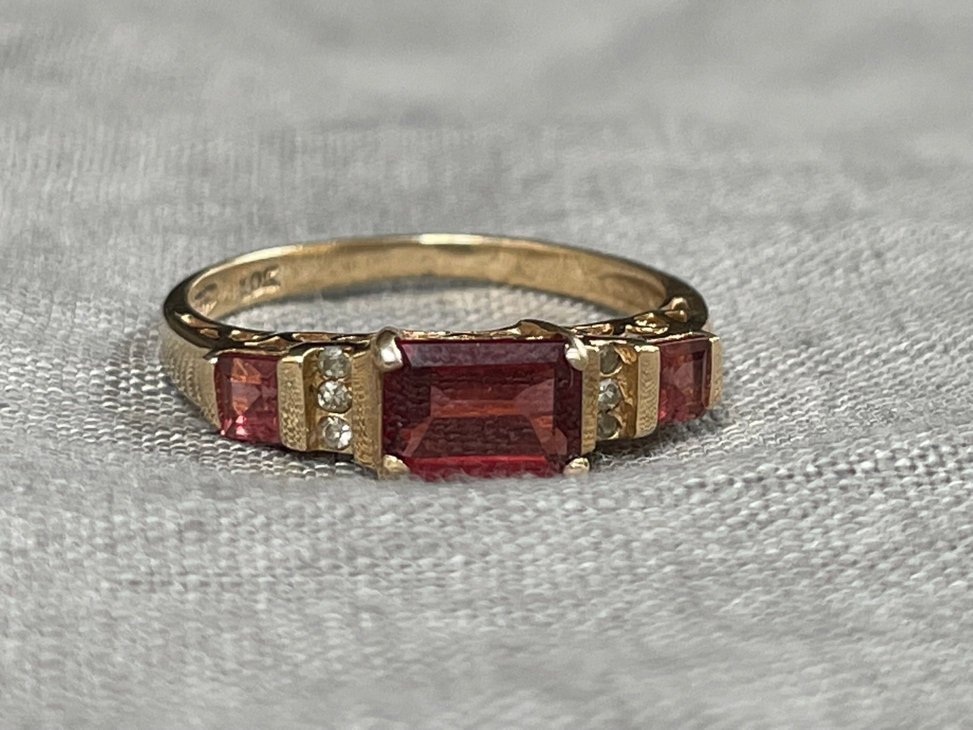 1980s 9ct yellow gold ring with garnet and diamond paste - The Goldfinch Collection