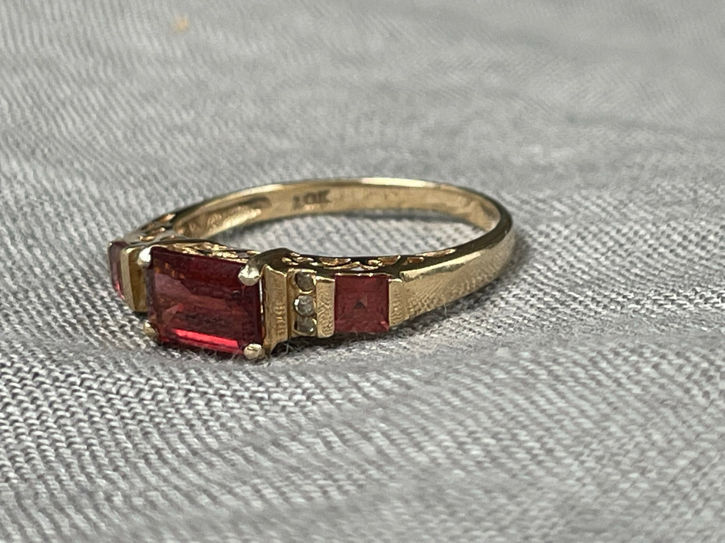 1980s 9ct yellow gold ring with garnet and diamond paste - The Goldfinch Collection