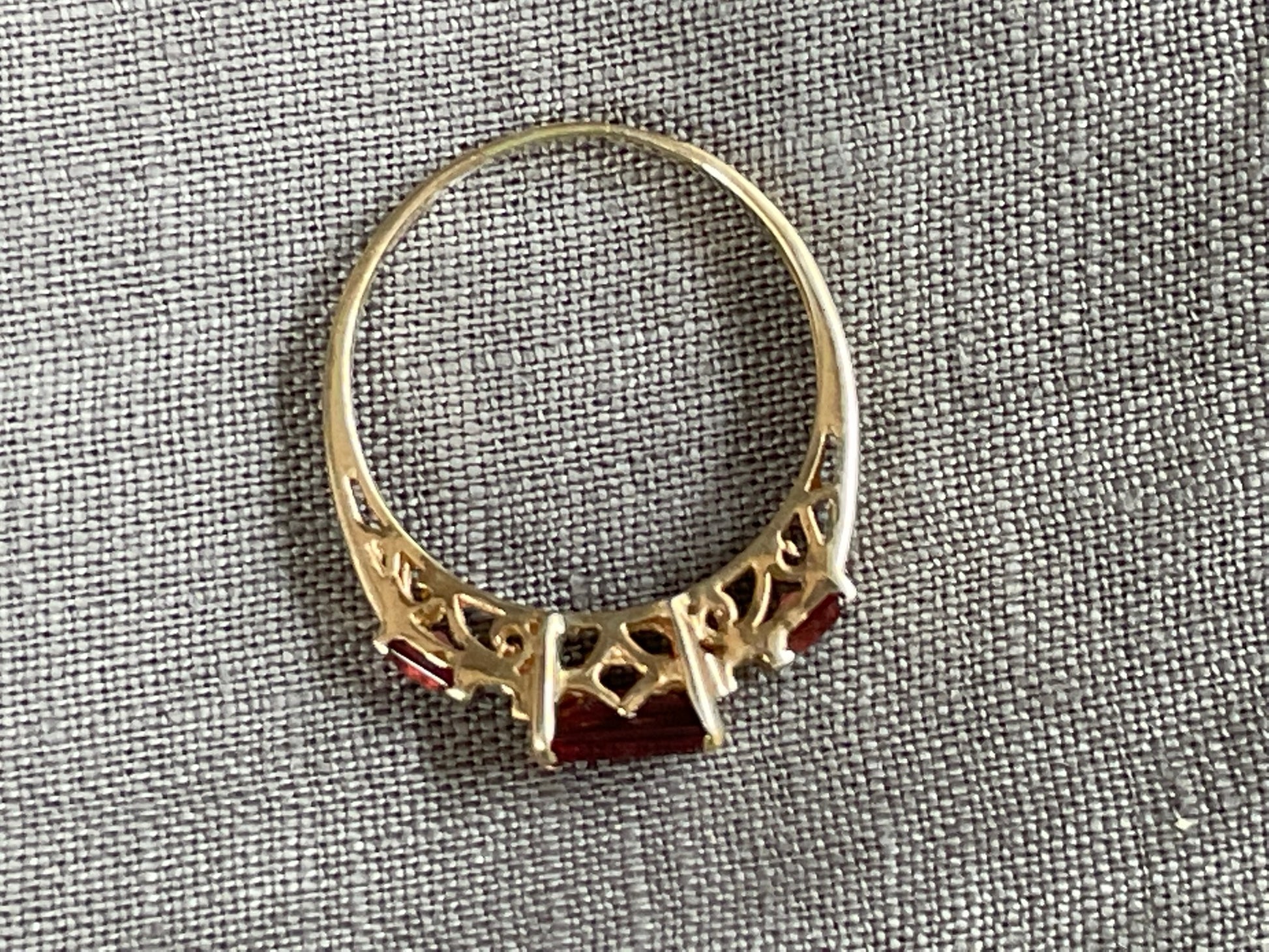 1980s 9ct yellow gold ring with garnet and diamond paste - The Goldfinch Collection