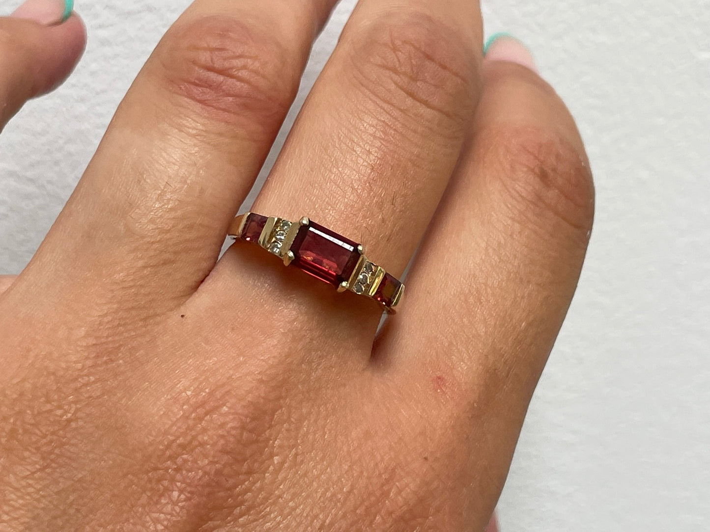 1980s 9ct yellow gold ring with garnet and diamond paste - The Goldfinch Collection