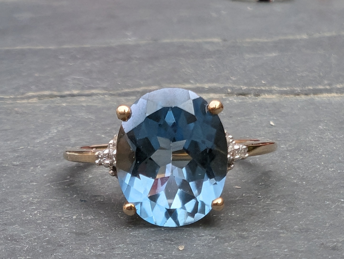 9ct Gold Blue Topaz Ring - The Goldfinch Collection