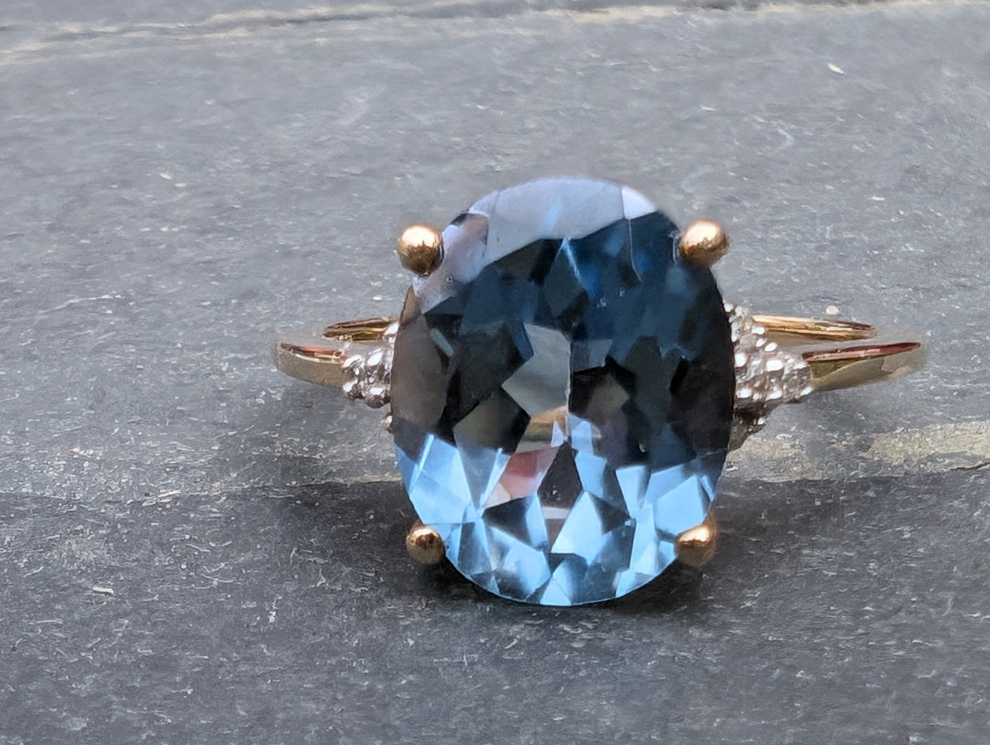 9ct Gold Blue Topaz Ring - The Goldfinch Collection