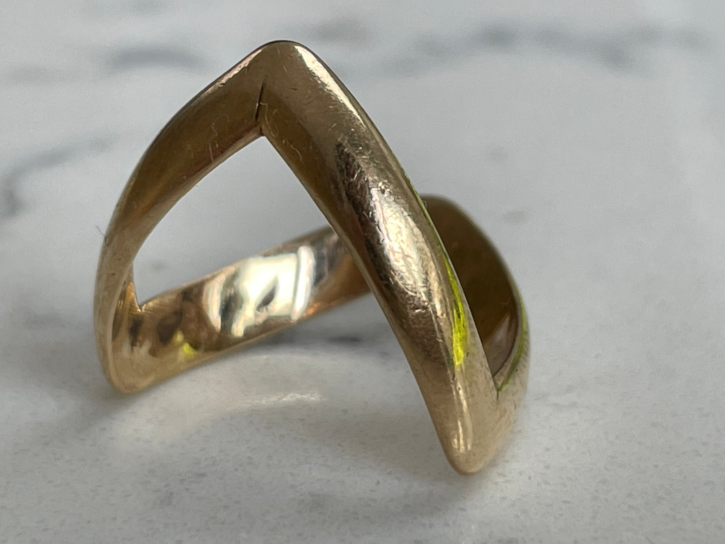 9ct yellow gold V-shape wishbone ring (1975) - The Goldfinch Collection