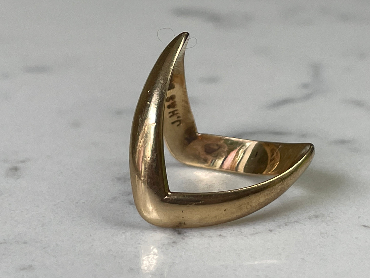 9ct yellow gold V-shape wishbone ring (1975) - The Goldfinch Collection