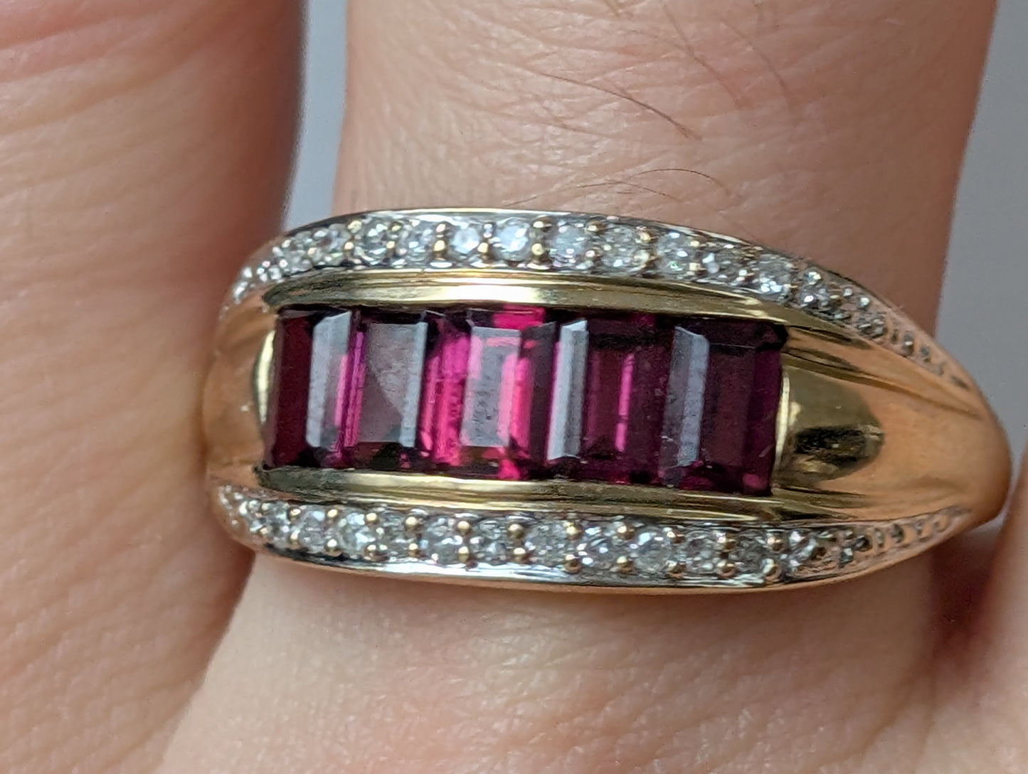 9ct yellow gold Garnet and Diamond cluster ring