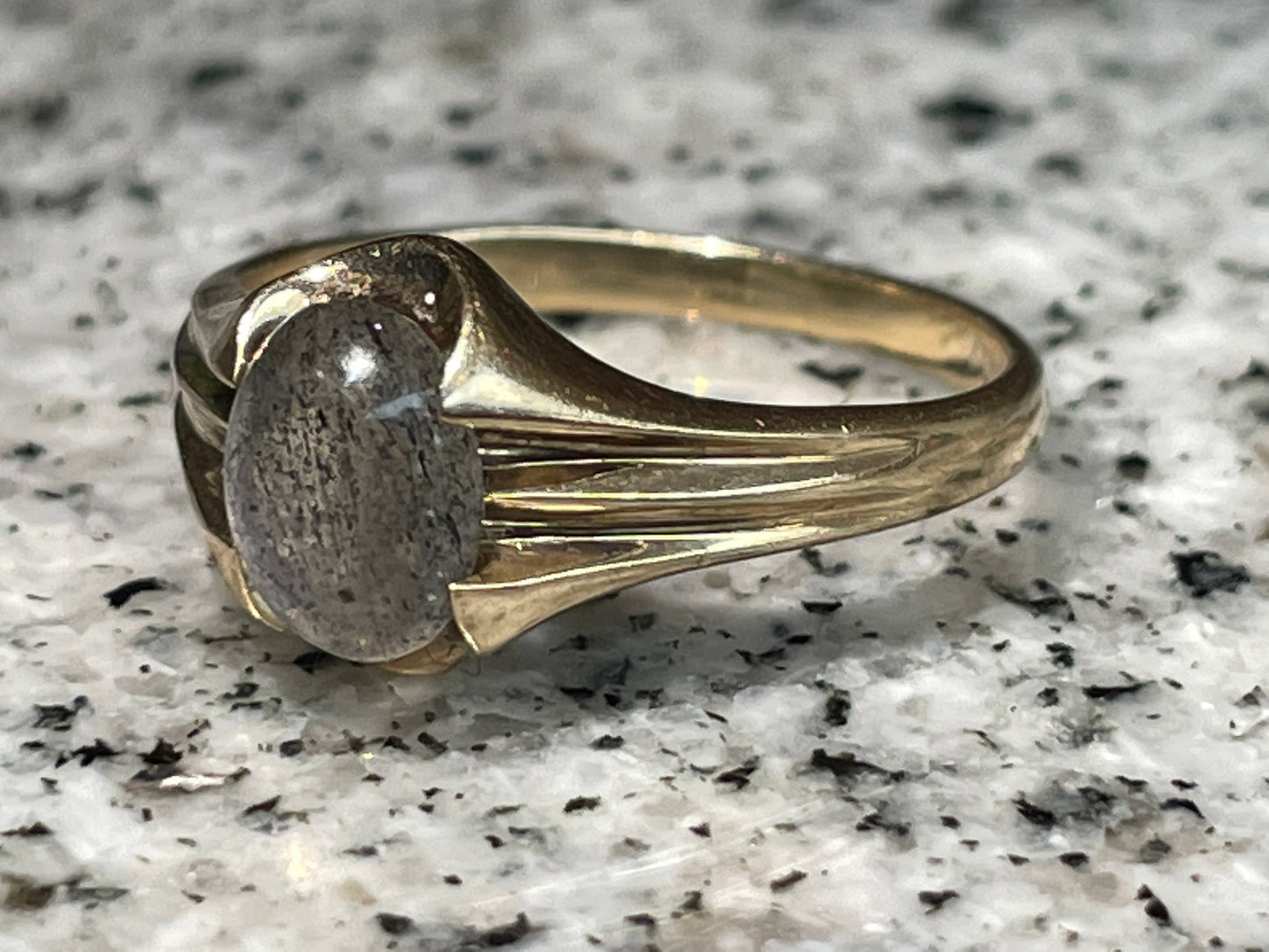 Labradorite solitarie ring in 9ct gold - The Goldfinch Collection