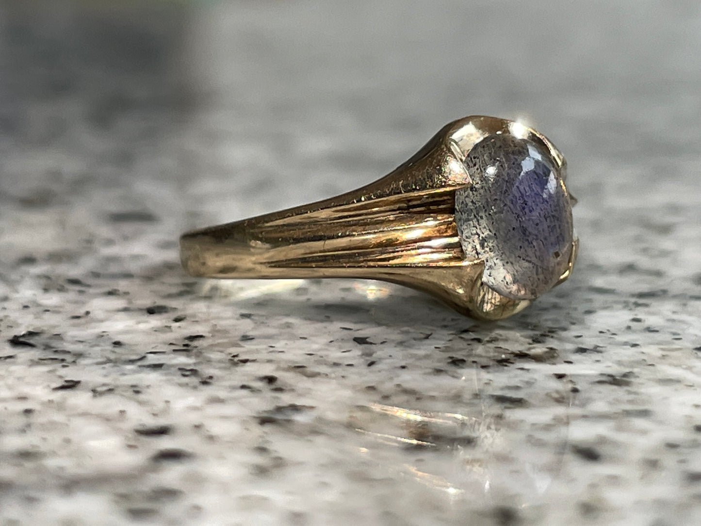 Labradorite solitarie ring in 9ct gold - The Goldfinch Collection