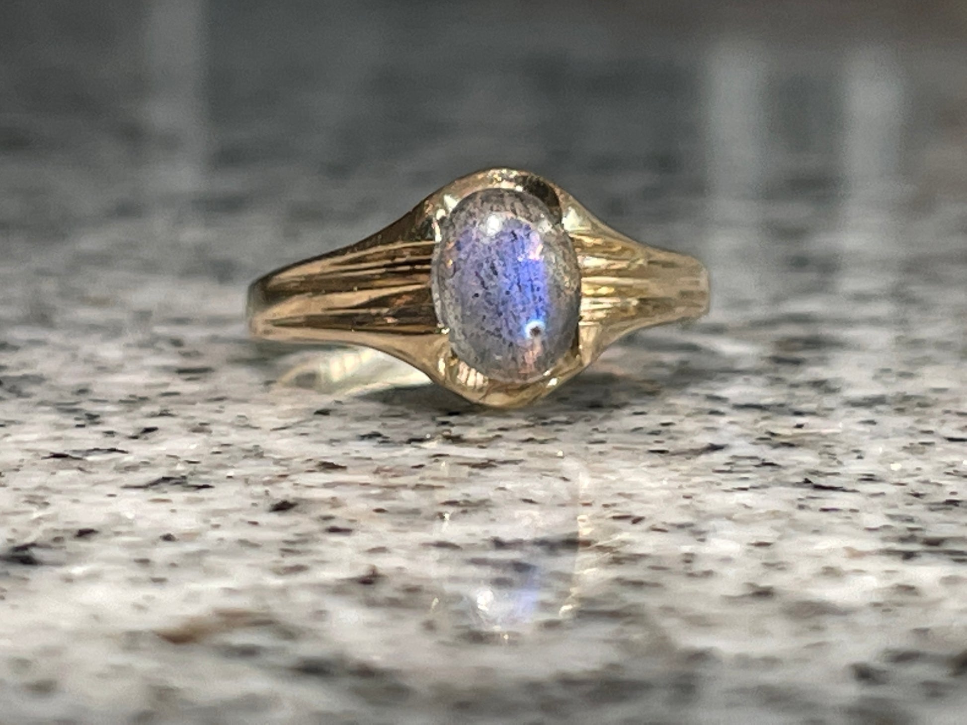 Labradorite solitarie ring in 9ct gold - The Goldfinch Collection