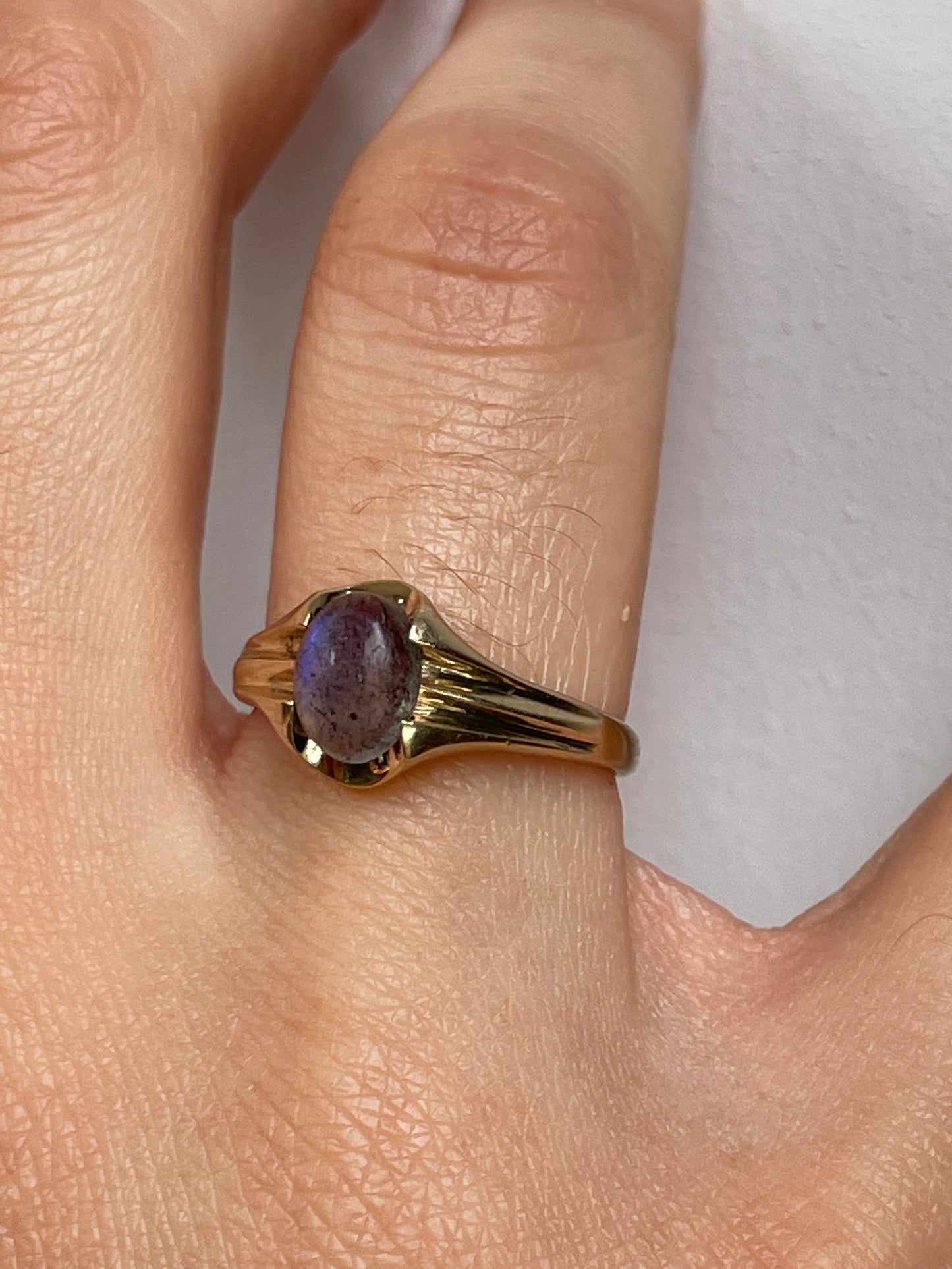 Labradorite solitarie ring in 9ct gold - The Goldfinch Collection