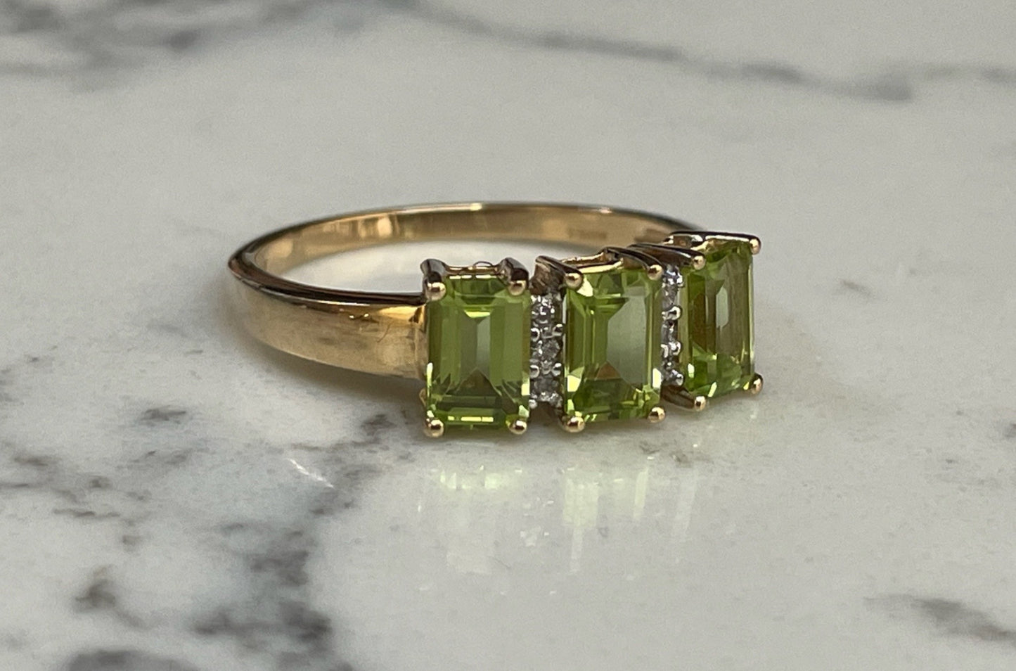 Diamond and peridot 9ct gold ring - The Goldfinch Collection