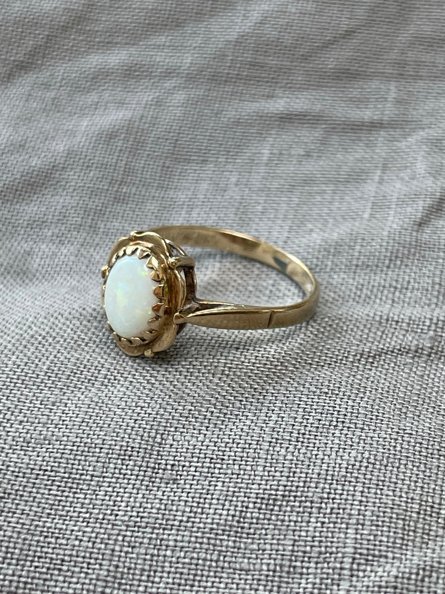 1986 9 carat solid yellow gold with opal - The Goldfinch Collection