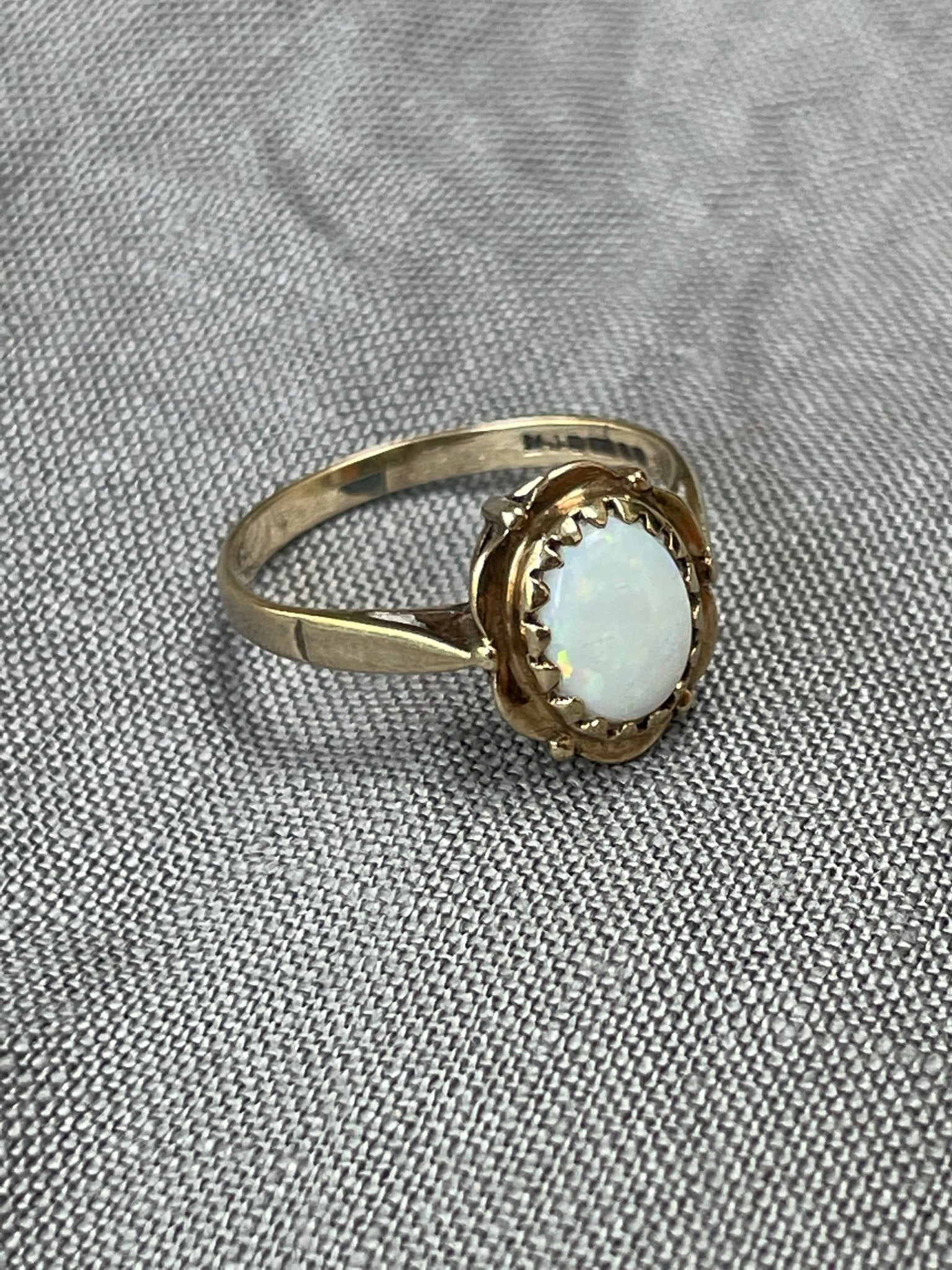 1986 9 carat solid yellow gold with opal - The Goldfinch Collection