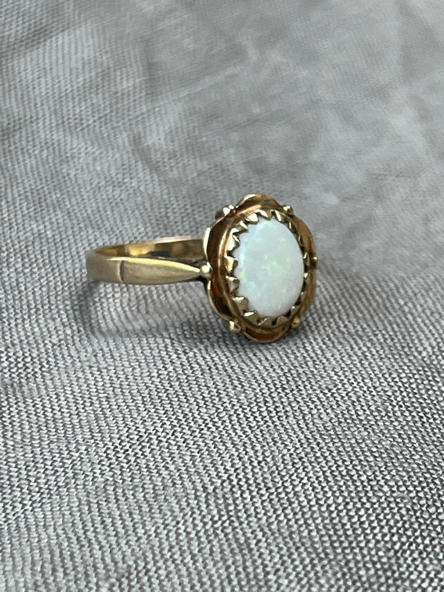 1986 9 carat solid yellow gold with opal - The Goldfinch Collection