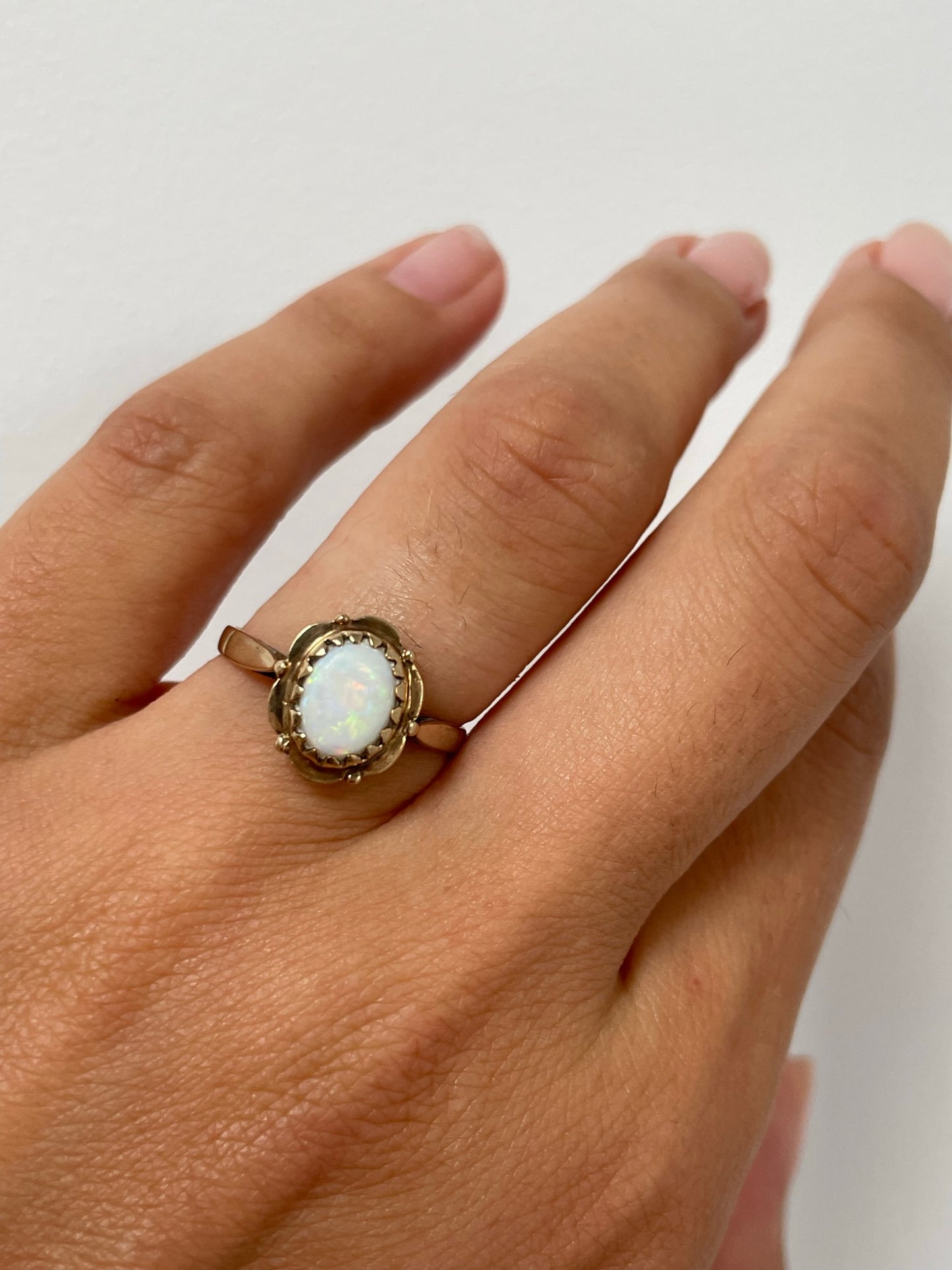 1986 9 carat solid yellow gold with opal - The Goldfinch Collection