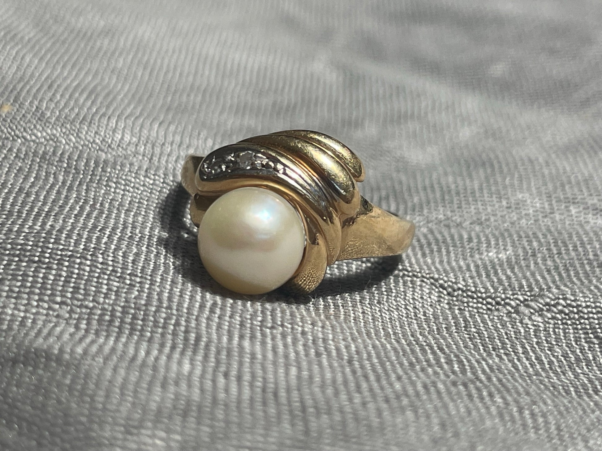 18ct yellow gold ring  with pearl - The Goldfinch Collection