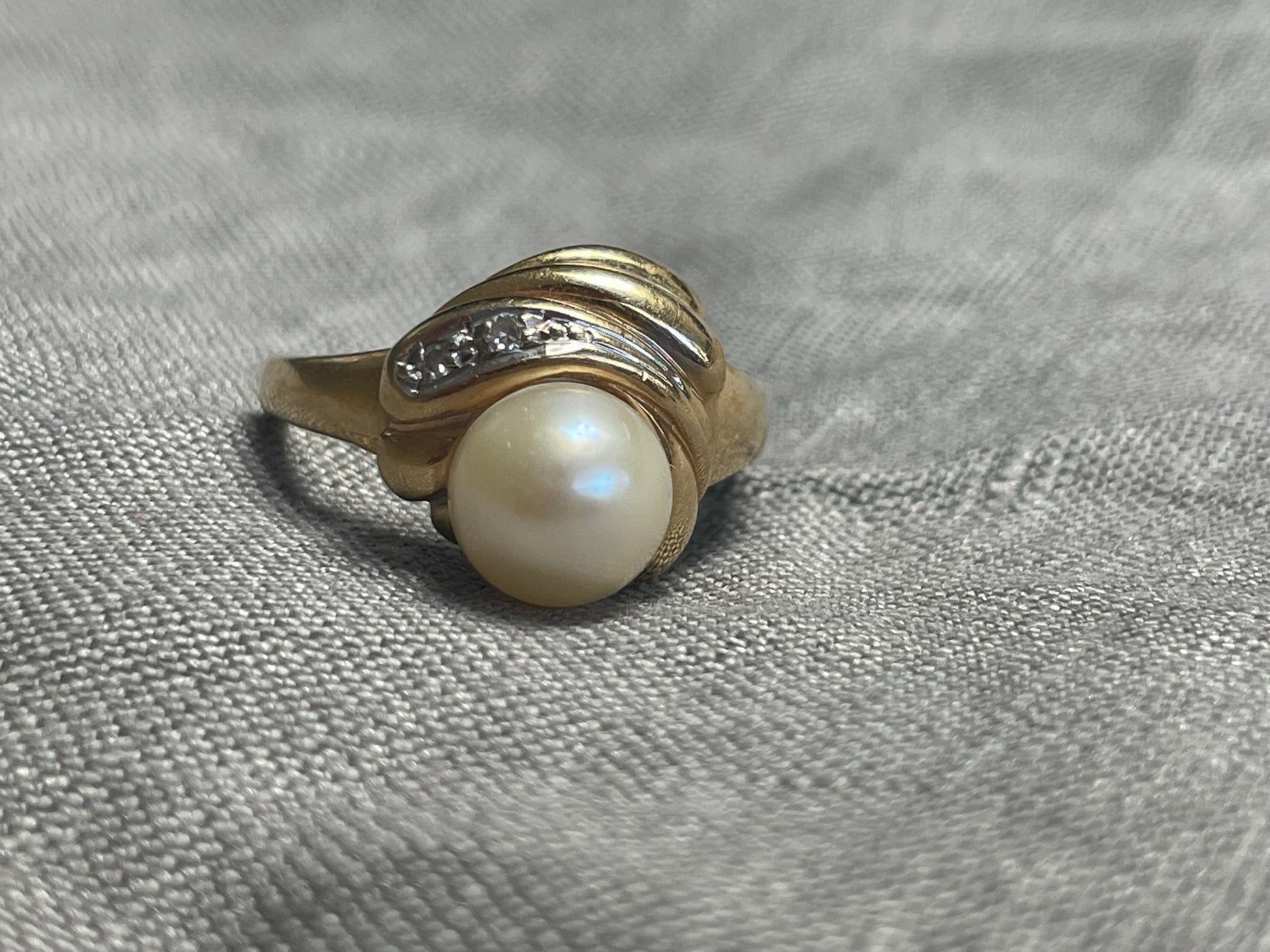 18ct yellow gold ring  with pearl - The Goldfinch Collection