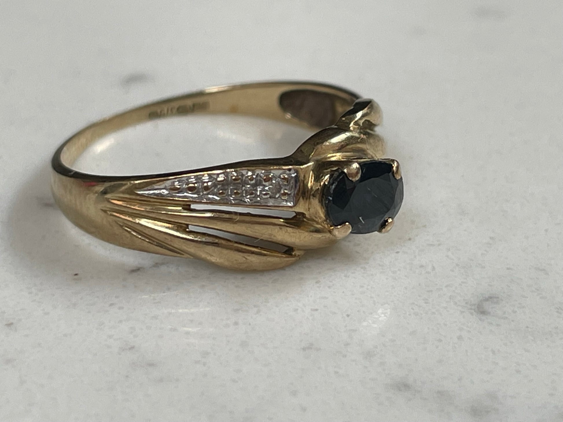 1970s 9ct solid gold ring with sapphire and diamonds - The Goldfinch Collection