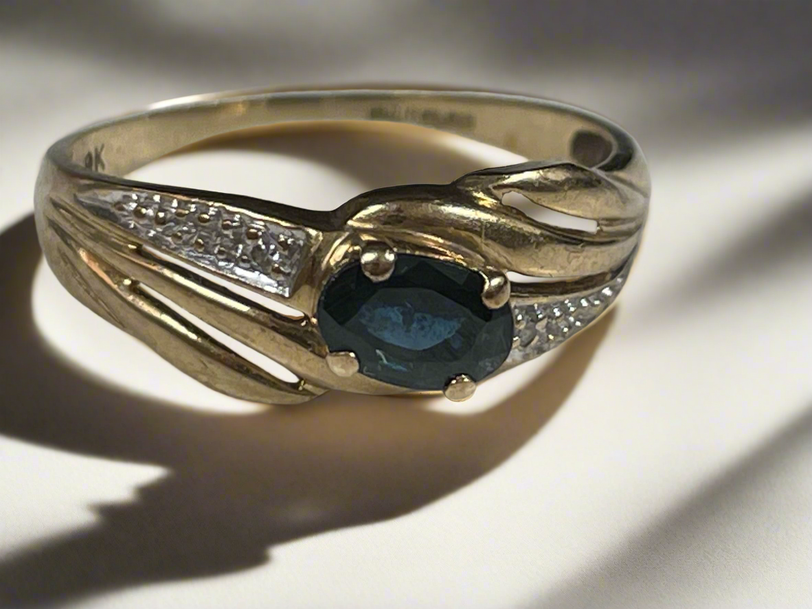 1970s 9ct solid gold ring with sapphire and diamonds