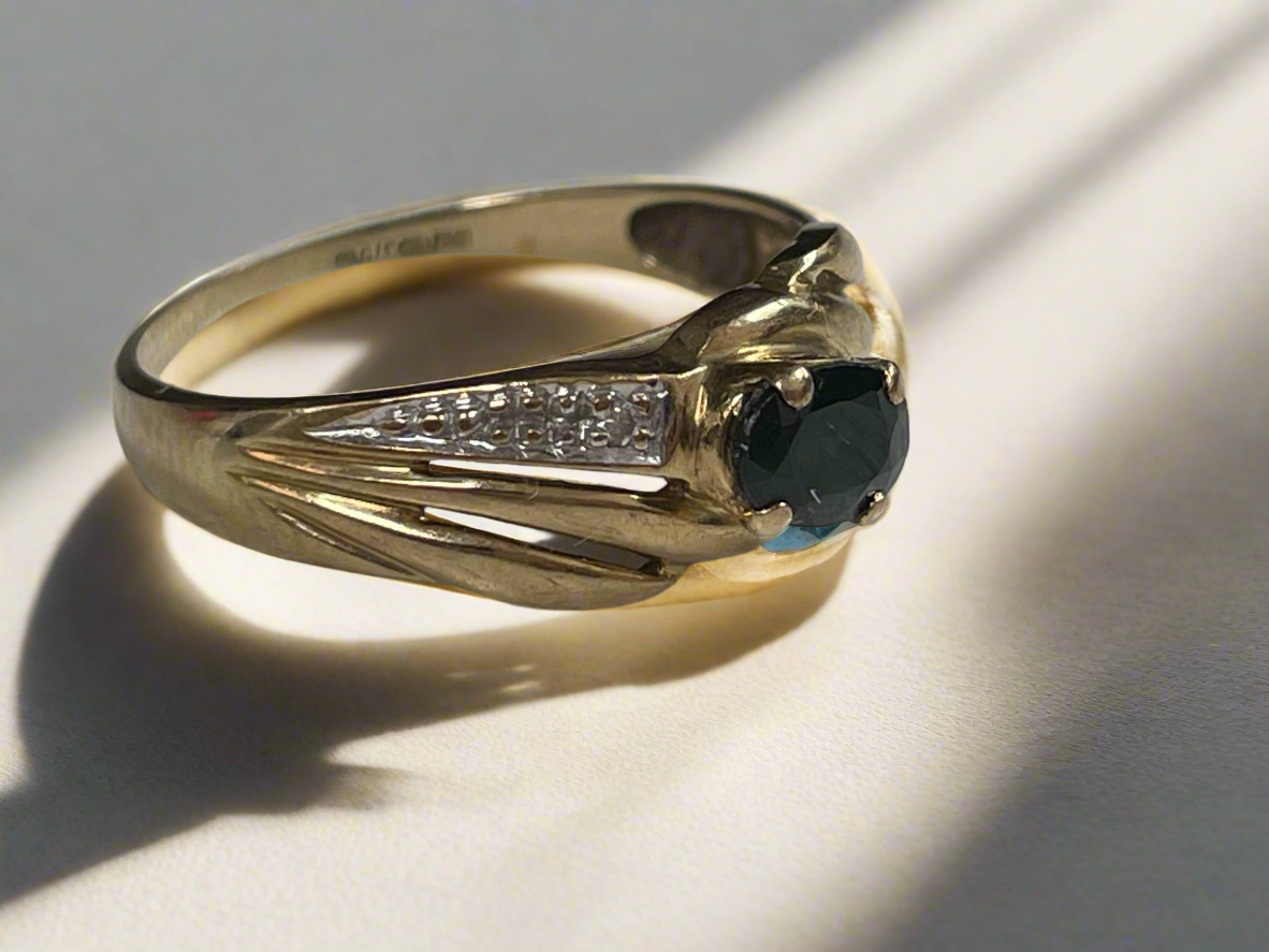 1970s 9ct solid gold ring with sapphire and diamonds