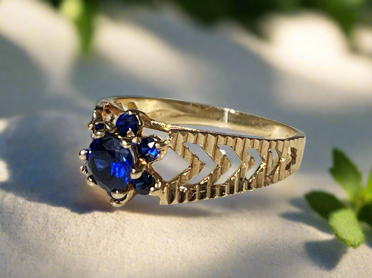 9ct gold ring with floral sapphire