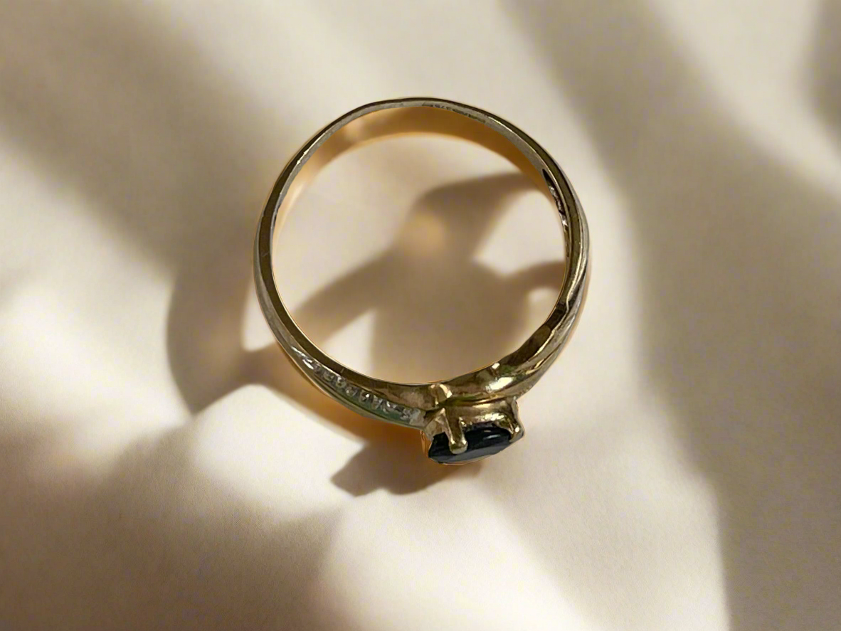 1970s 9ct solid gold ring with sapphire and diamonds