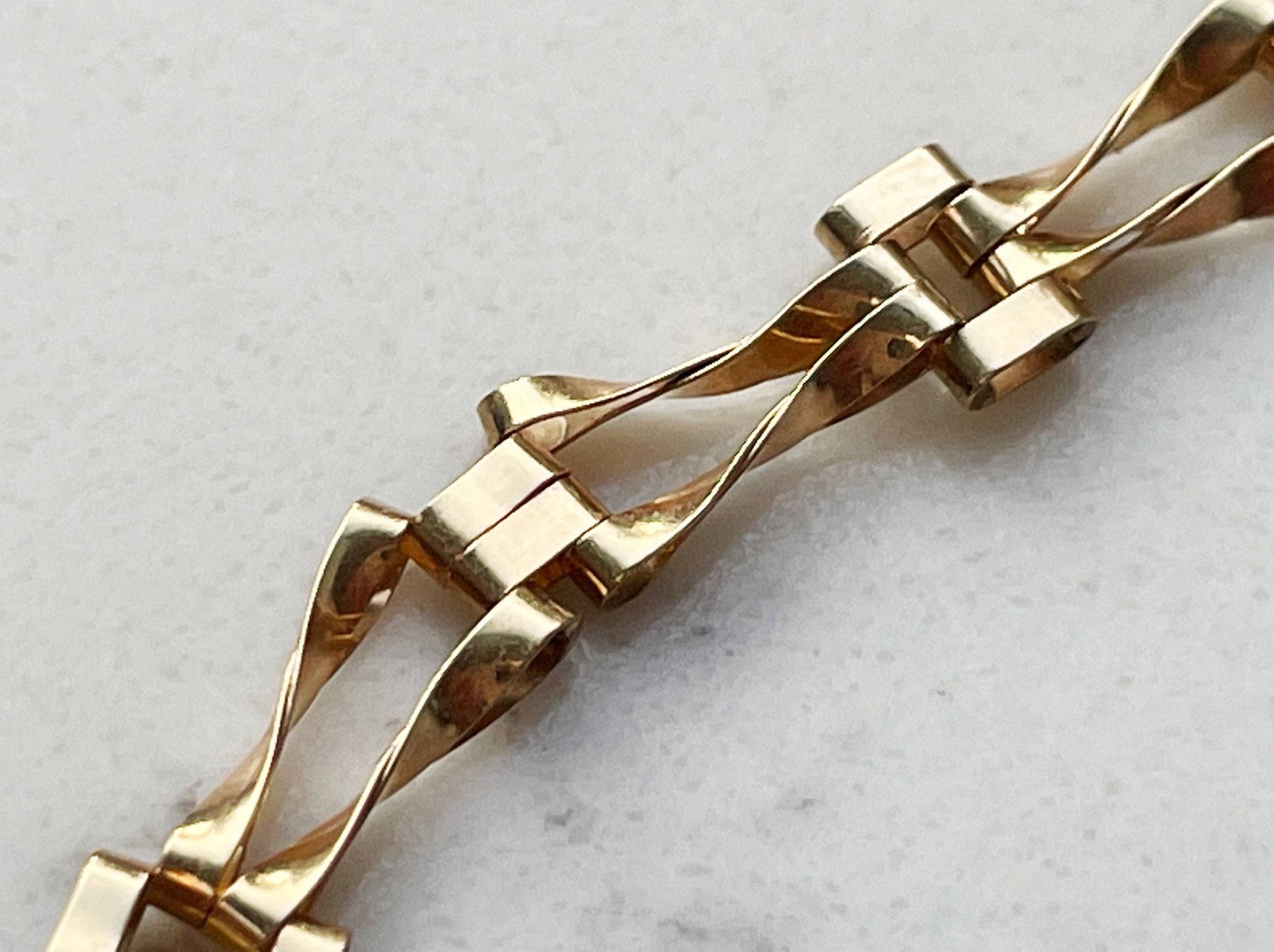 9ct gold gate link chain bracelet - The Goldfinch Collection