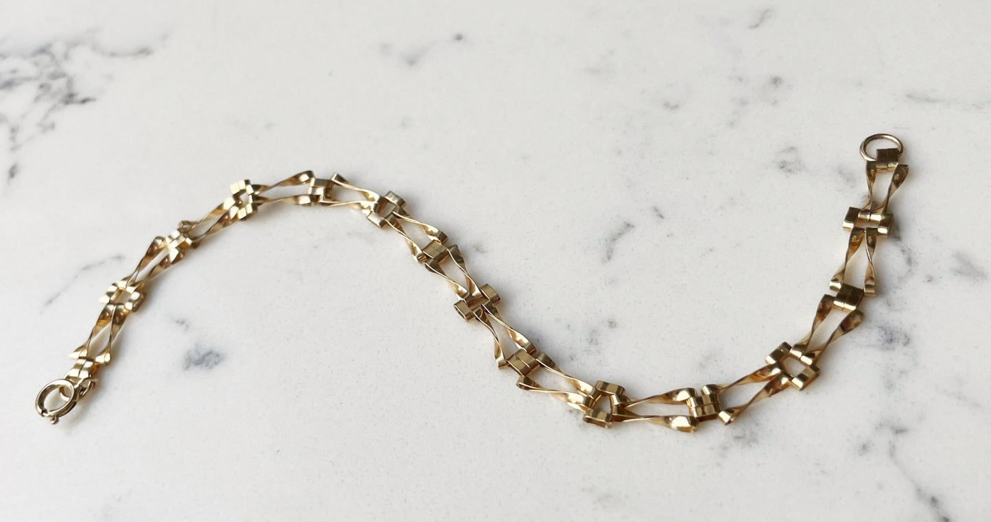 9ct gold gate link chain bracelet - The Goldfinch Collection