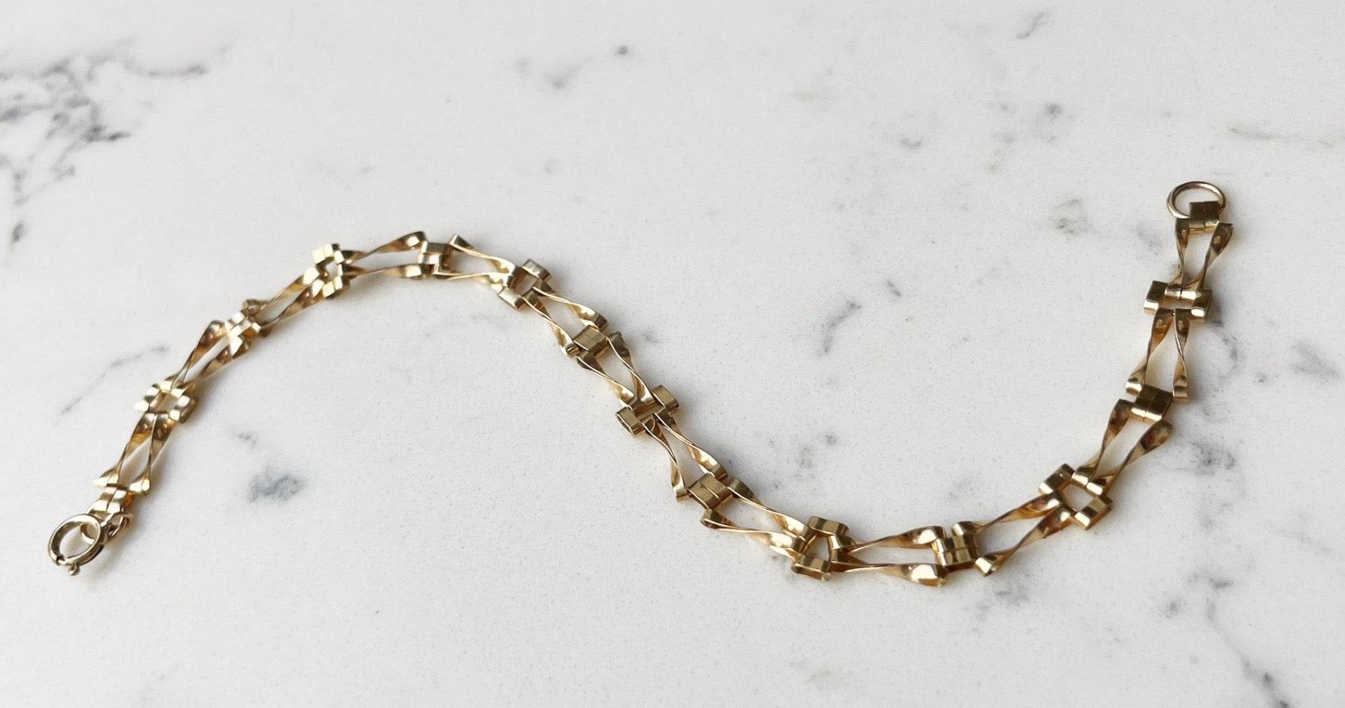 9ct gold gate link chain bracelet - The Goldfinch Collection