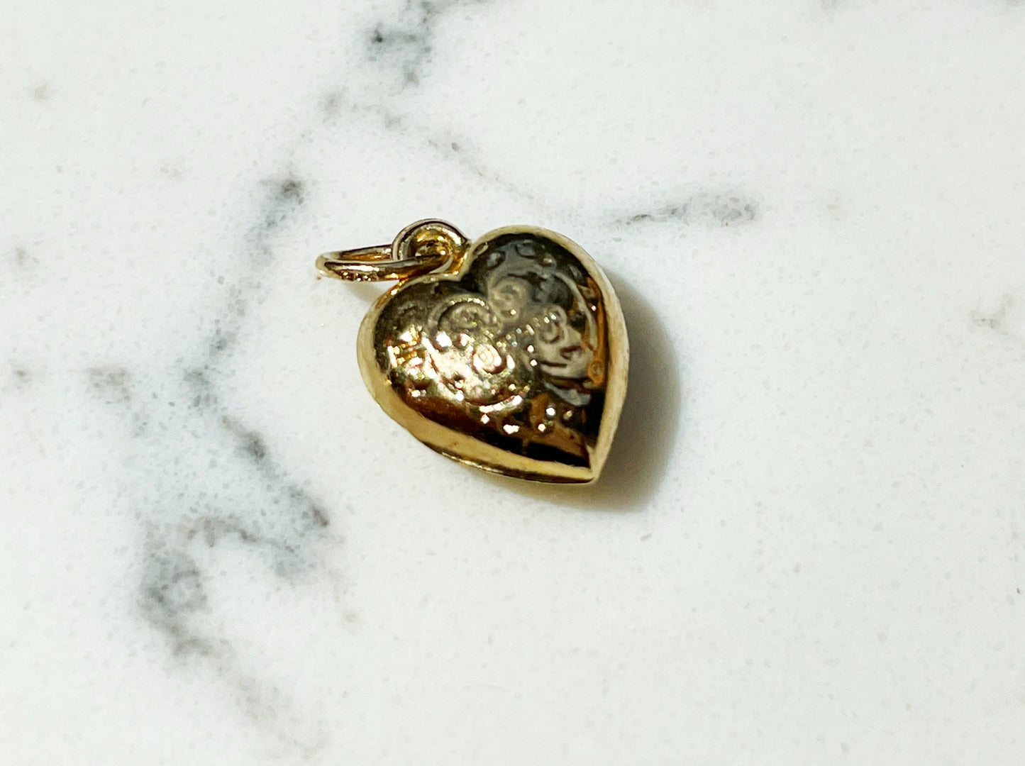 Heart charm pendant in 9ct yellow gold - The Goldfinch Collection