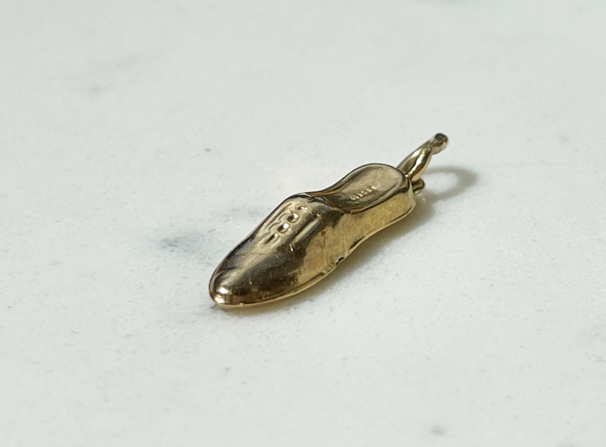 Shoe charm pendant in 9ct yellow gold - The Goldfinch Collection