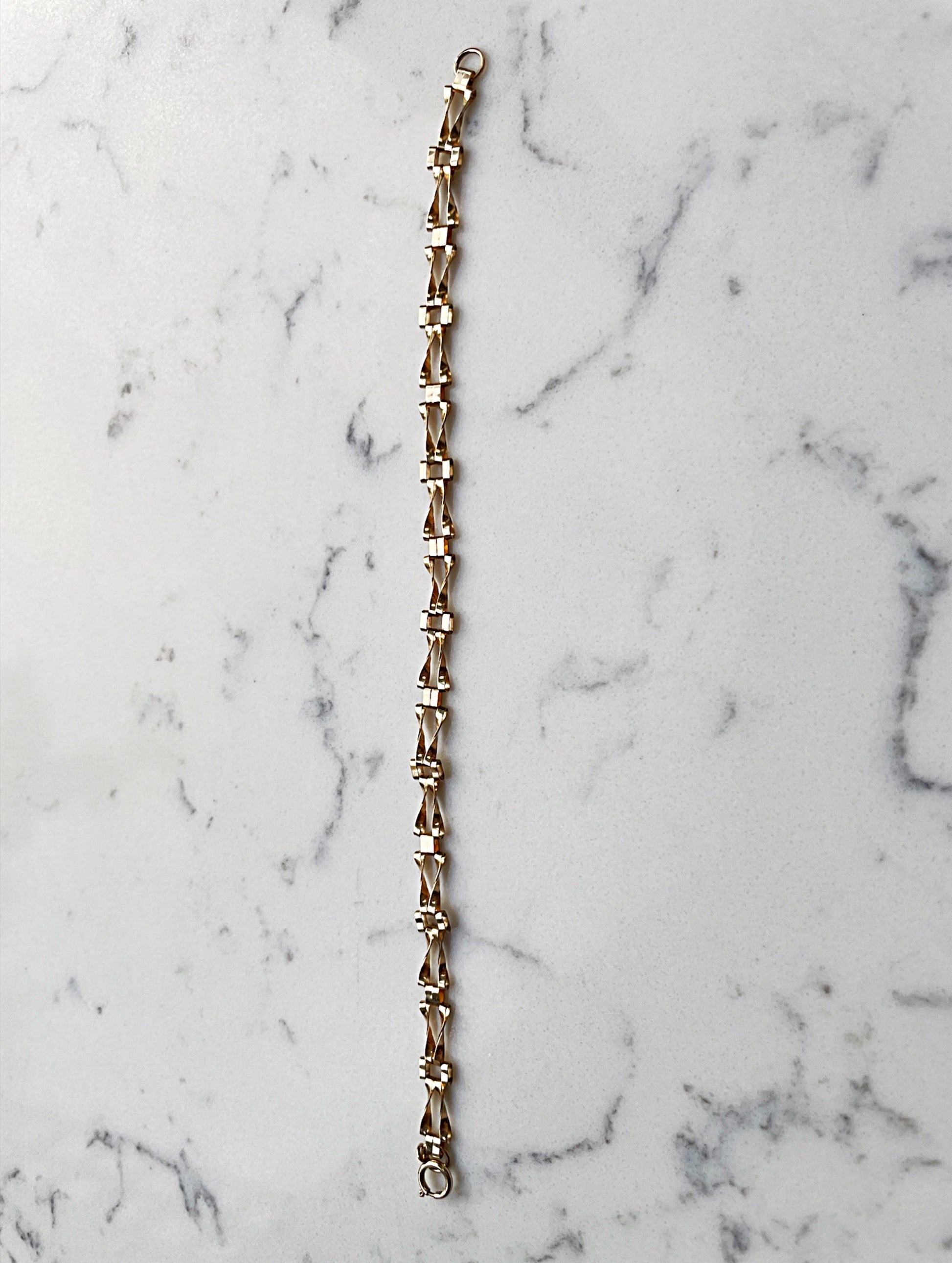 9ct gold gate link chain bracelet - The Goldfinch Collection