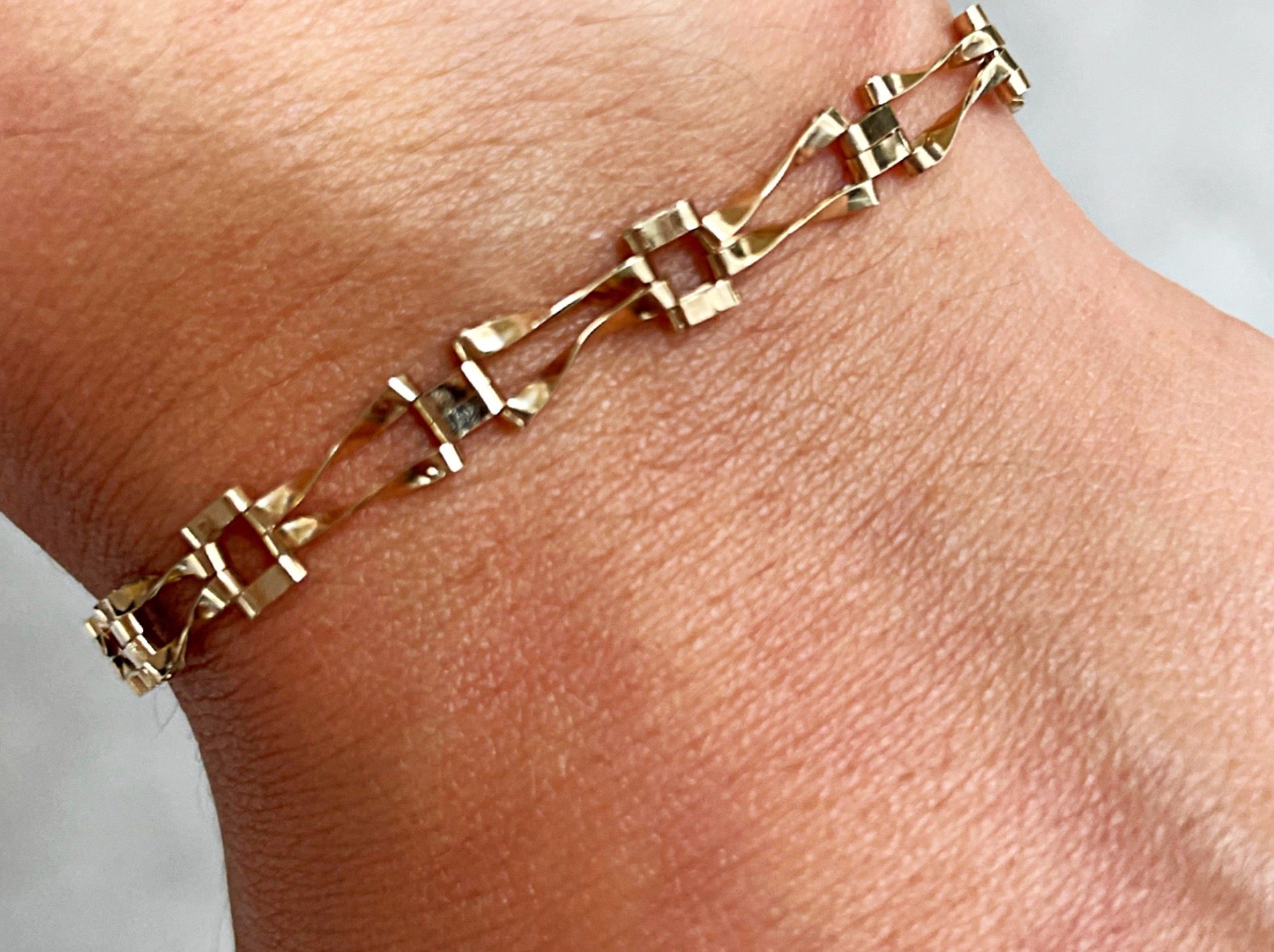 9ct gold gate link chain bracelet - The Goldfinch Collection