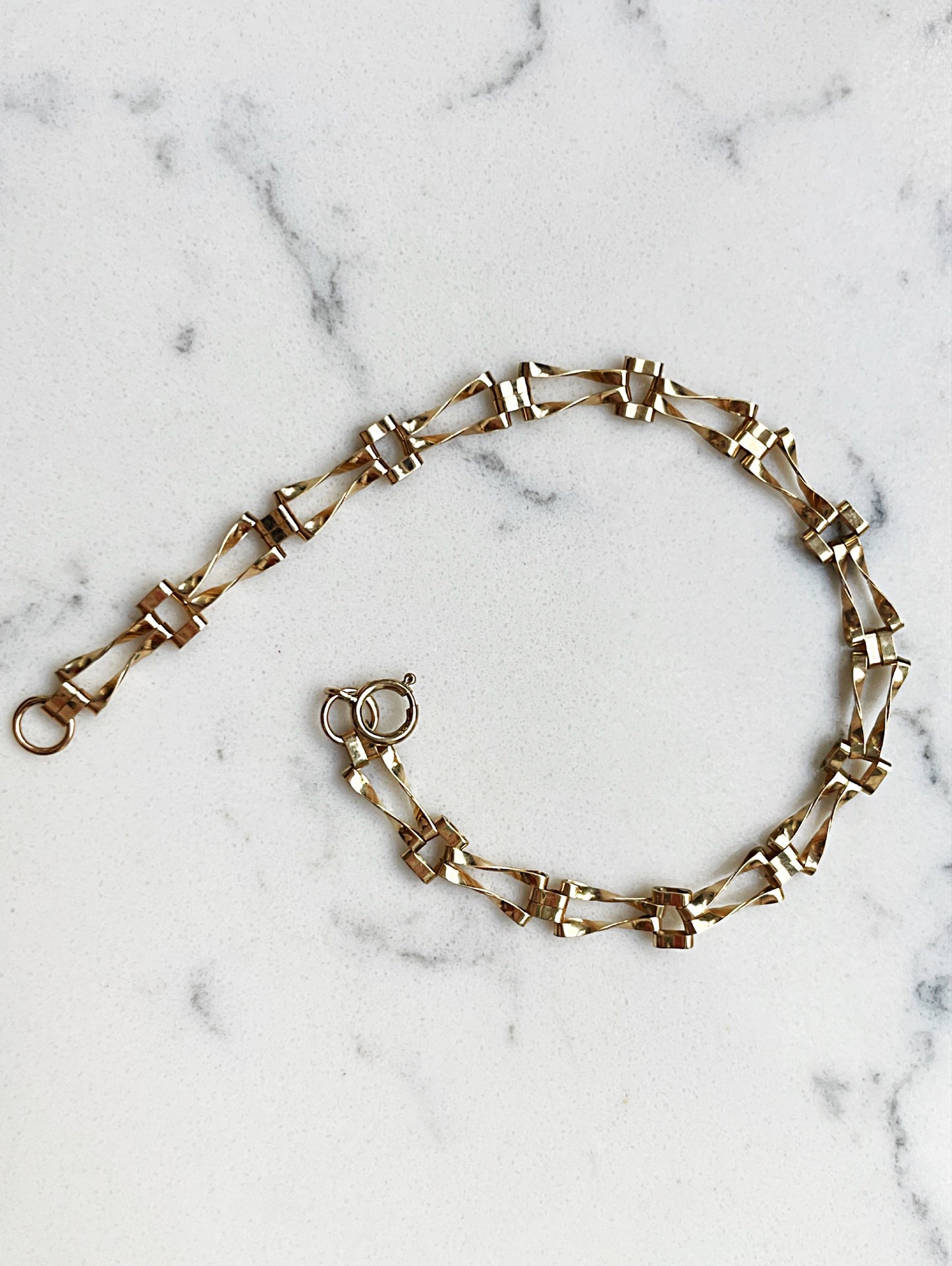 9ct gold gate link chain bracelet - The Goldfinch Collection