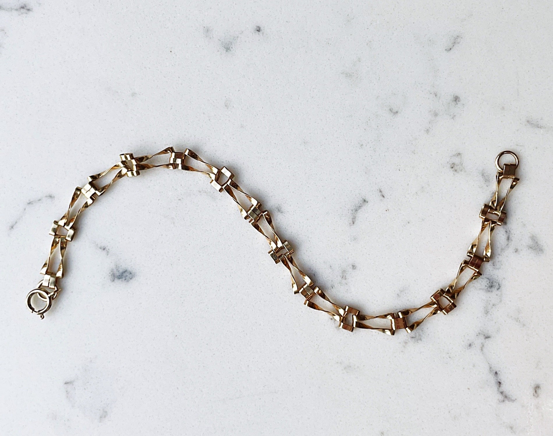 9ct gold gate link chain bracelet - The Goldfinch Collection