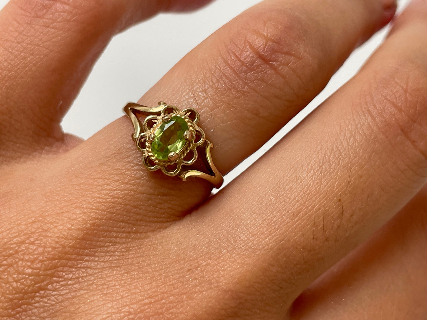 9ct yellow gold oval peridot ring - The Goldfinch Collection