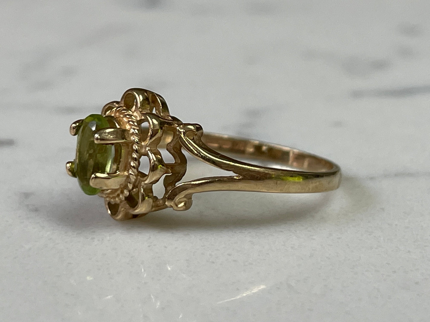 9ct yellow gold oval peridot ring - The Goldfinch Collection