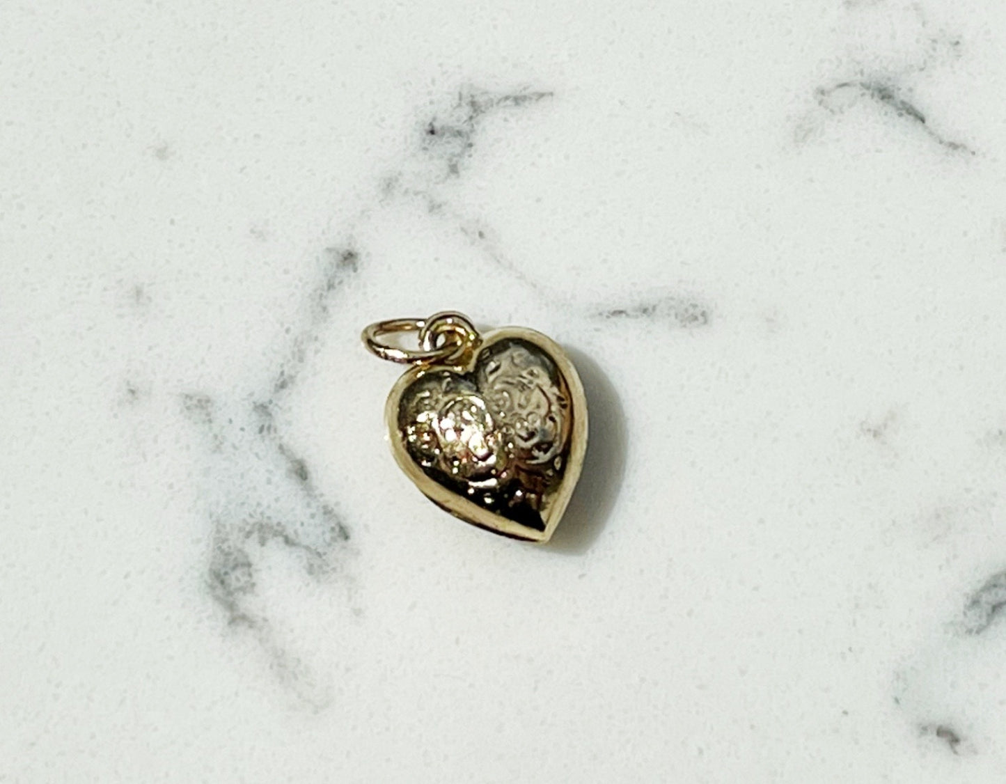 Heart charm pendant in 9ct yellow gold - The Goldfinch Collection