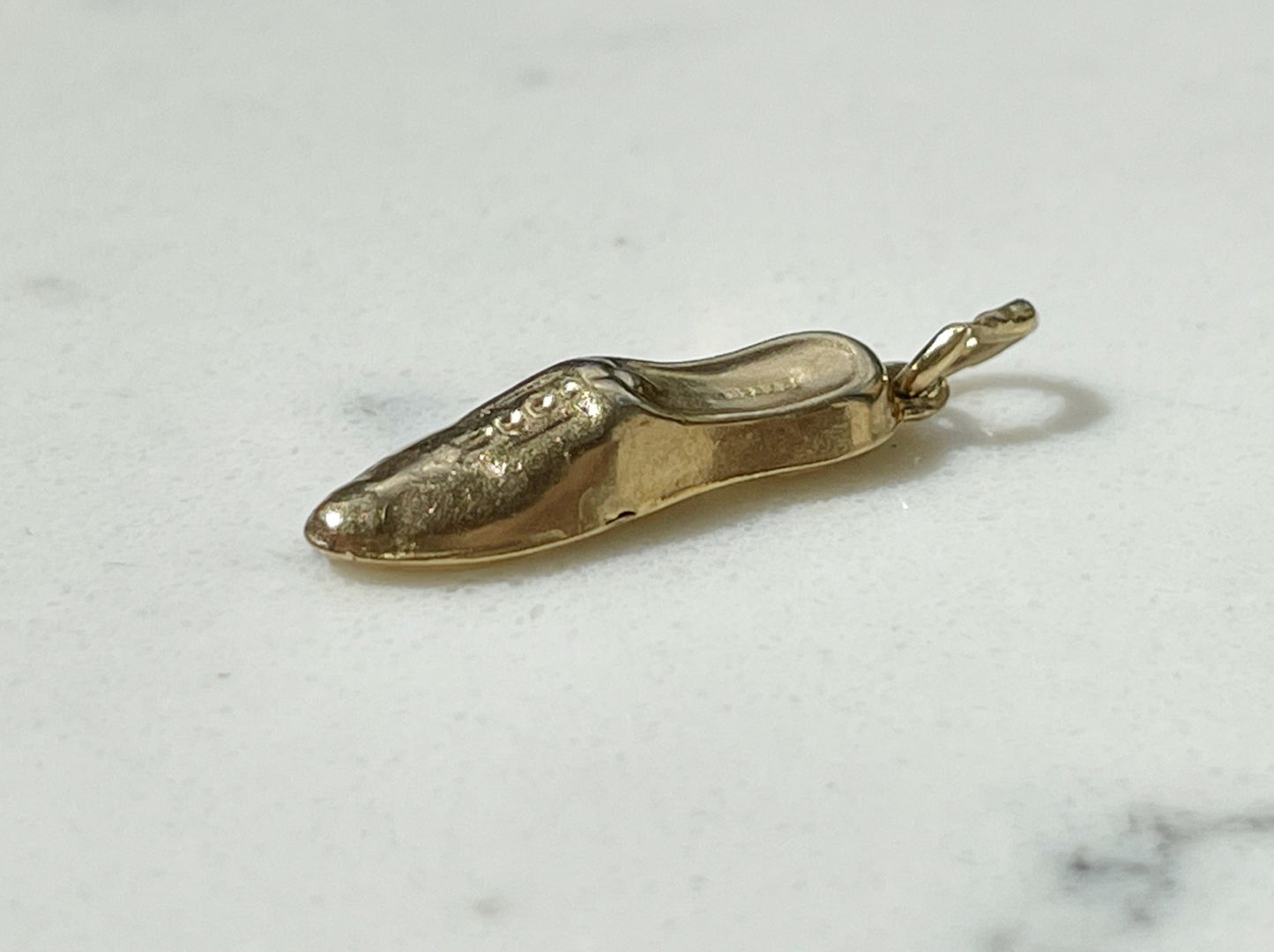 Shoe charm pendant in 9ct yellow gold - The Goldfinch Collection