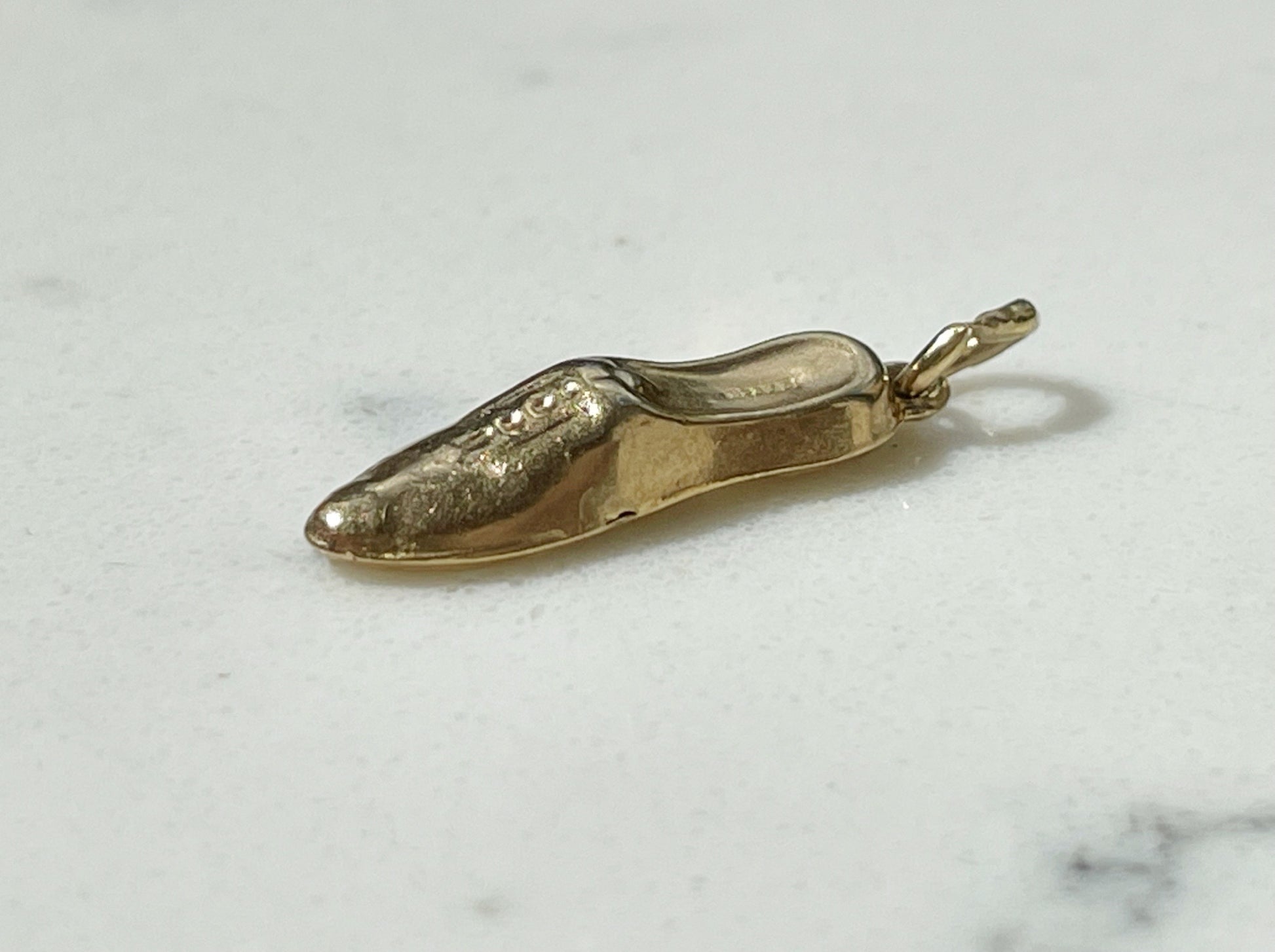 Shoe charm pendant in 9ct yellow gold - The Goldfinch Collection