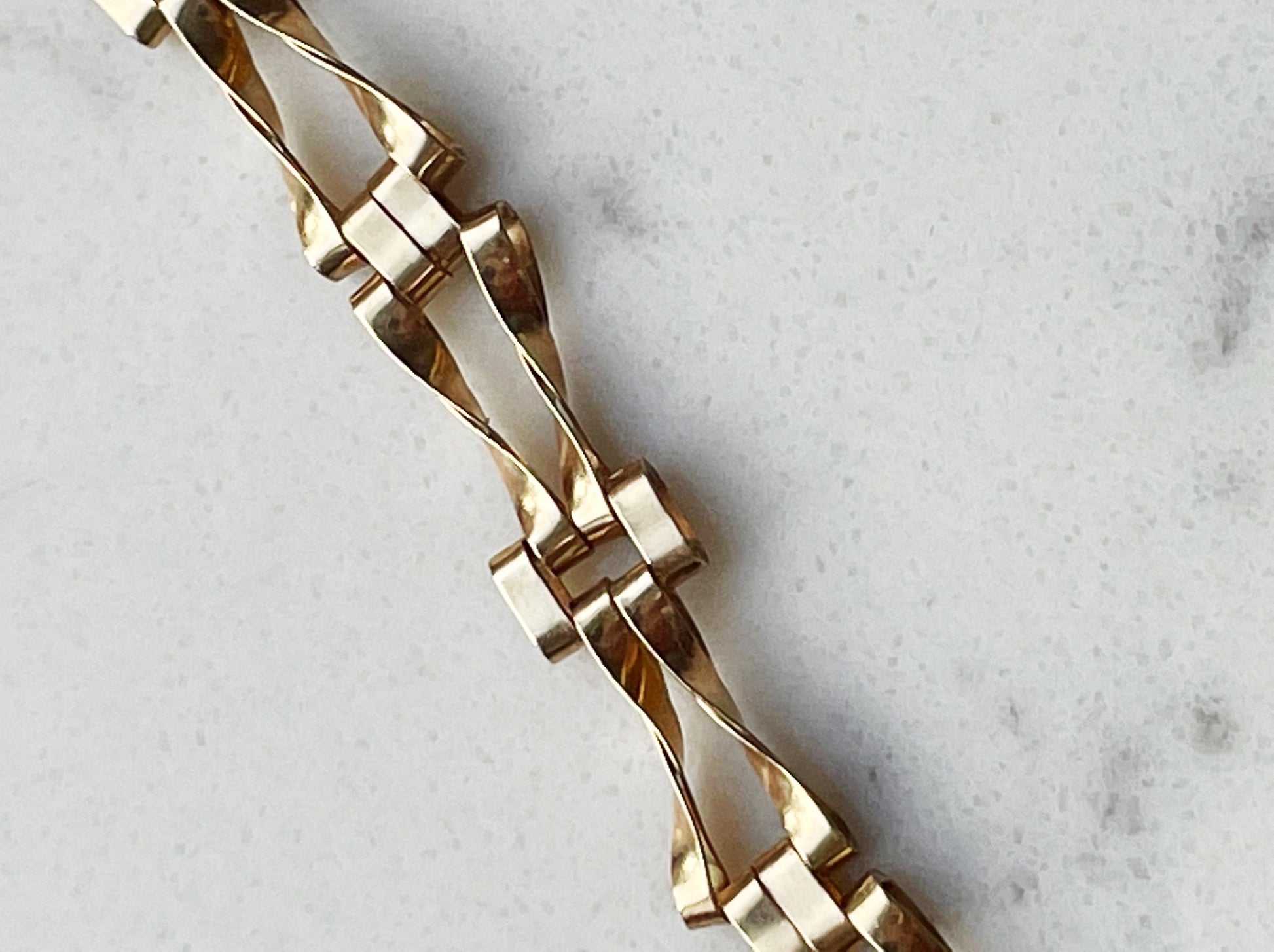 9ct gold gate link chain bracelet - The Goldfinch Collection